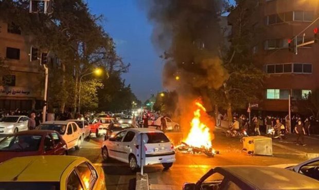 روزنامه جمهوری اسلامی هشدار داد: تصور نشود نارضایتی‌ها تمام شده، شرایط همچون آتش زیر خاکستر است