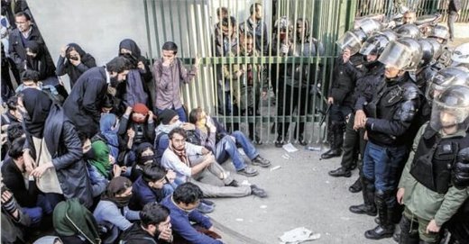 روزنامه جمهوری اسلامی: کسانی که نافرمانی مدنی می کنند محارب نیستند