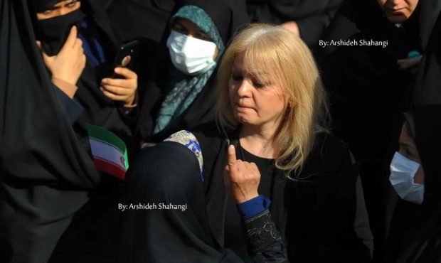 زنی با موهای بلوند در مراسم ۱۳ آبان: نجات ایران در گرو «مهر و مدارا» و «گفت و گو و اقناع» است