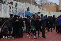 جنجال در بازی شهرداری آستارا و خیبر خرم آباد | داور کتک خورد