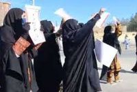 ادعای روزنامه ایران: زن هایی که از شهرهای دیگر رفته بودند، در زاهدان شعار دادند!