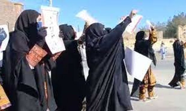 ادعای روزنامه ایران: زن هایی که از شهرهای دیگر رفته بودند، در زاهدان شعار دادند!