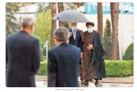 عکسی جنجالی از ابراهیم رئیسی و قالیباف/ دو سیاستمدار، زیر یک چتر نگنجند!