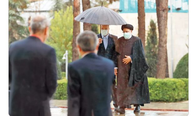 عکسی جنجالی از ابراهیم رئیسی و قالیباف/ دو سیاستمدار، زیر یک چتر نگنجند!