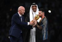 برندۀ واقعی جام جهانی، قطر بود! / «بِشت» یا ردای عربی بر دوش مسی در روز ملی قطر