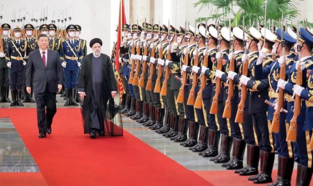 انتقاد روزنامه «جمهوری اسلامی» از سفر رئیسی به چین: پکن «وعده سر خرمن» داد/ فردای پایان سفر، دلار به ۴۶ هزار تومان رسید
