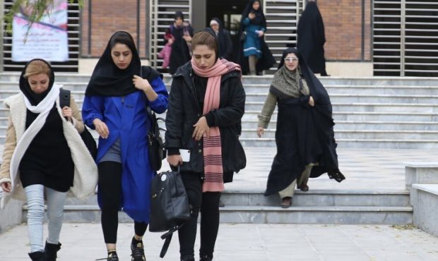 روزنامه همشهری: پلیس، خانمهای معتقد به حجاب را با دوربین سراغ برهنه ها و هرزه ها بفرستد تا ارشادشان کنند؛ برخورد فیزیکی هم نکنند