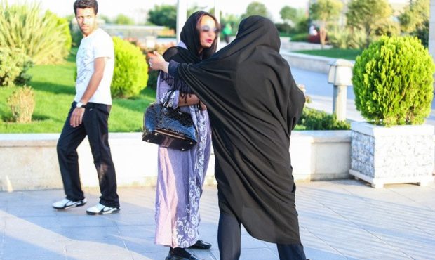 همشهری: پلیس مجهز به «لباس دوربین‌دار» با بی‌حجابی برخورد کند / پولش را از اصناف و نهاد‌ها بگیرد