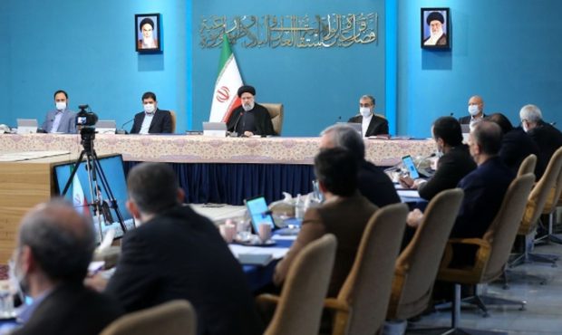 دفاع روزنامه کیهان از دولت رئیسی؛ دولت روحانی همه کارها‌ را زمین‌گیر کرد