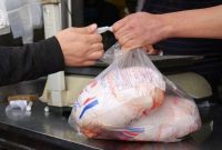 وضعیت مردم در بازار مرغ و گوشت مبادله کالا به کالا برای خرید مرغ!
