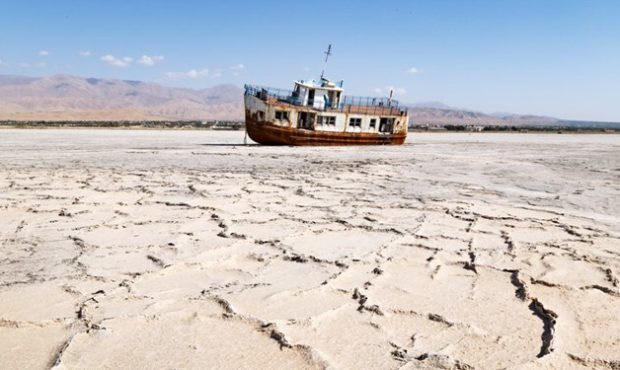دریاچه ارومیه، دقیقاً چرا خشک شد؟ راهی برای نجات آن هست؟ اگر احیا نشود چه بر سرمان می‌آید؟!