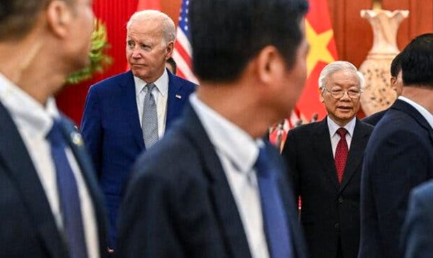 نیویورک تایمز بررسی کرد؛ در پی افزایش جاه‌طلبی‌های چین، بایدن روابط عمیق‌تری با ویتنام برقرار می‌کند